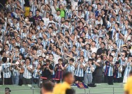 米乐M6-包含足球巨星频频亮相，球迷狂热追捧的词条