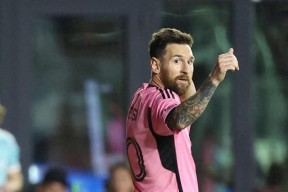 米乐体育-精彩可期的比赛即将上演，球迷举双手期待