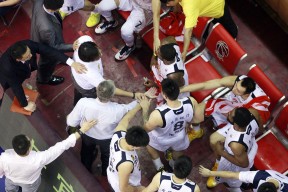 米乐体育官网-技巧高超!球员们在赛场上展现出超凡的表现英语