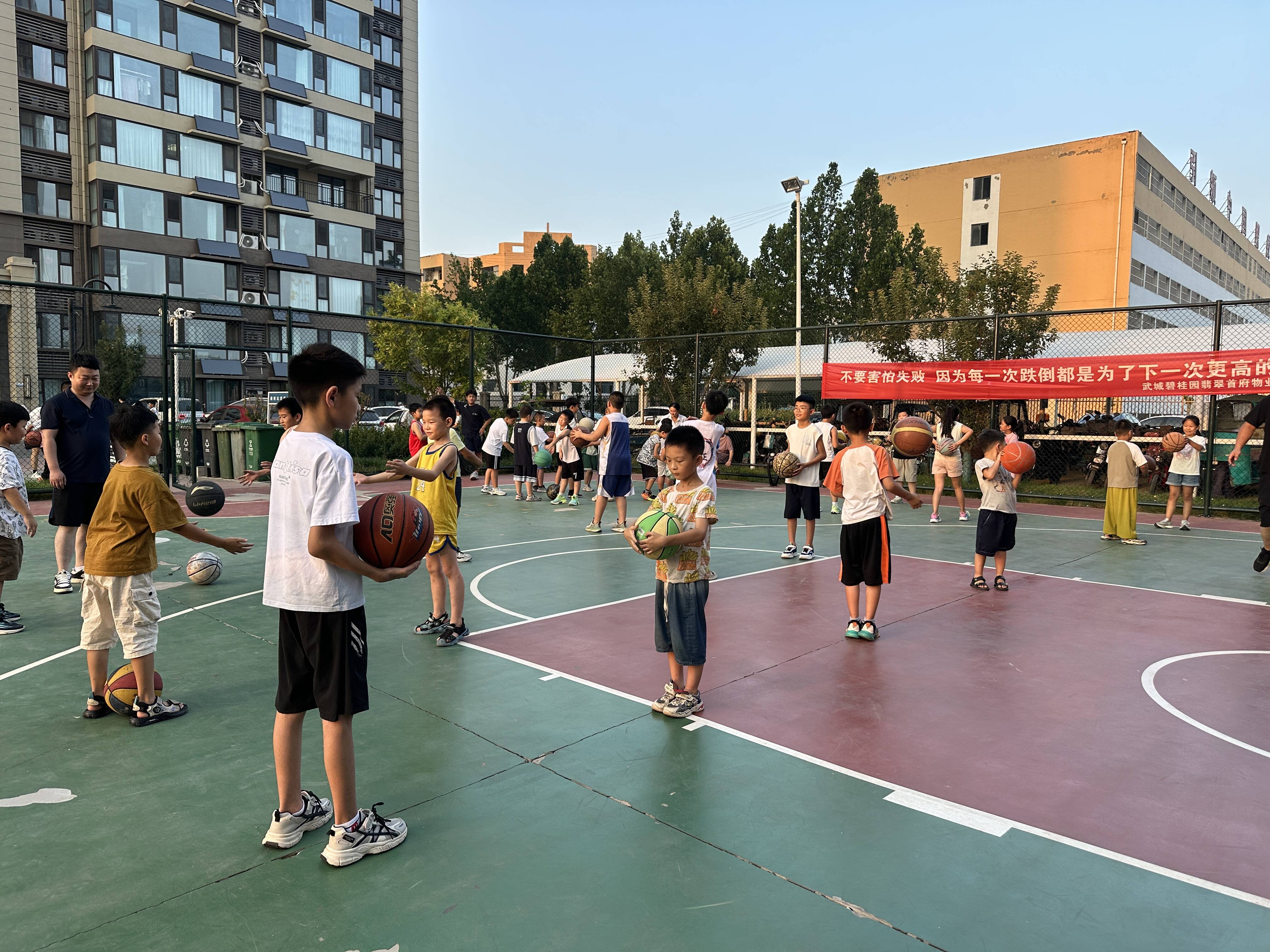 篮球教学机构开展新课程，提升基本功力(篮球教学机构开展新课程,提升基本功力和能力)