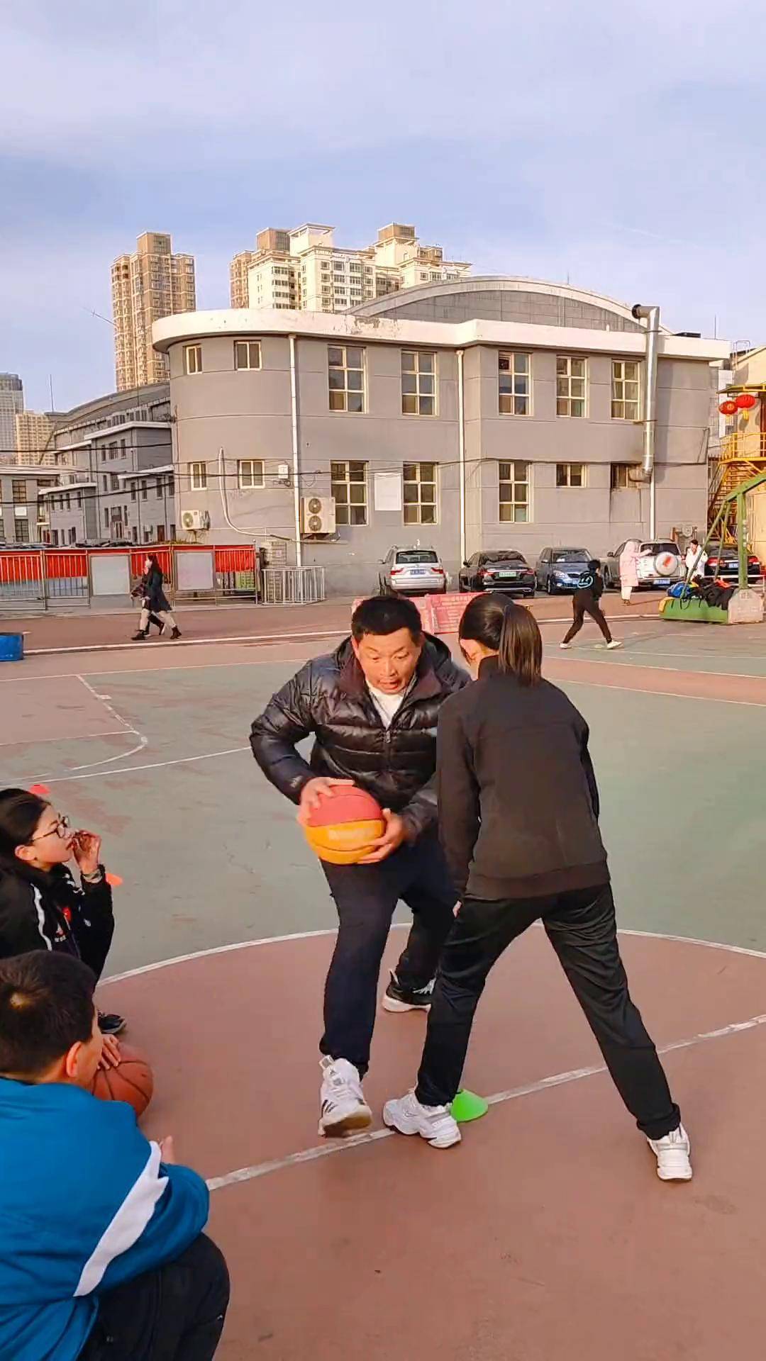 篮球教学机构开展新课程，提升基本功力(篮球教学机构开展新课程,提升基本功力和能力)