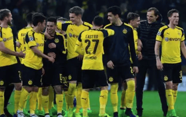 关于雷根斯堡战胜多特蒙德，引发球迷狂欢的信息